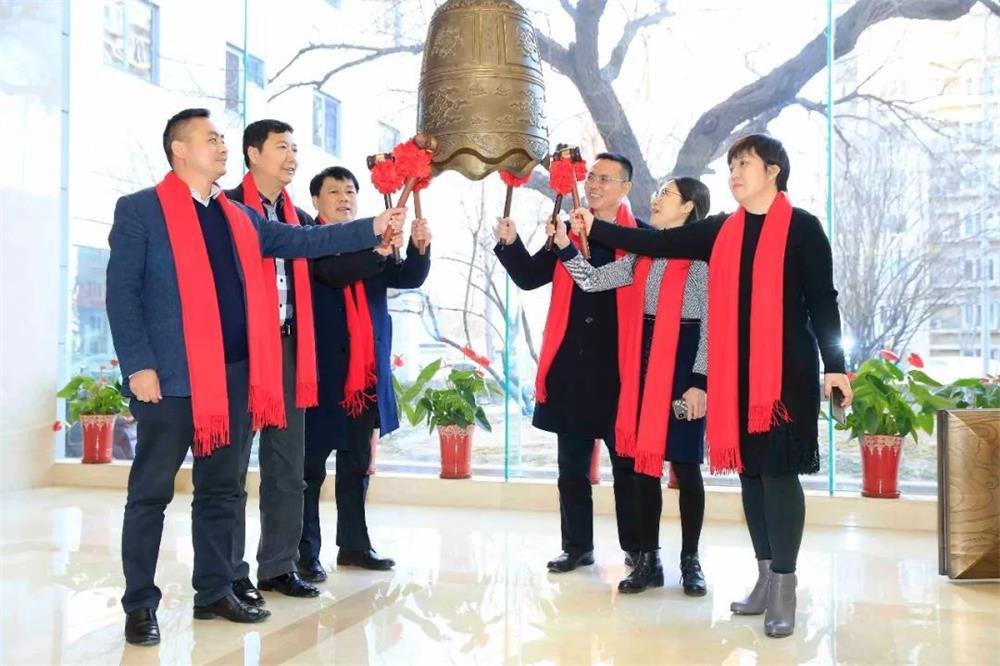 熊猫体育官网游乐新三板挂牌上市敲钟仪式在京举行